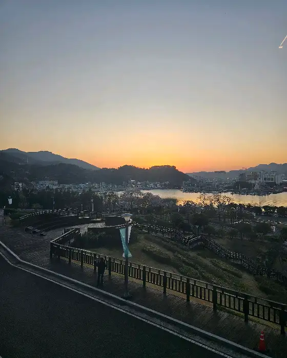 해질녘 통영 바다 풍경