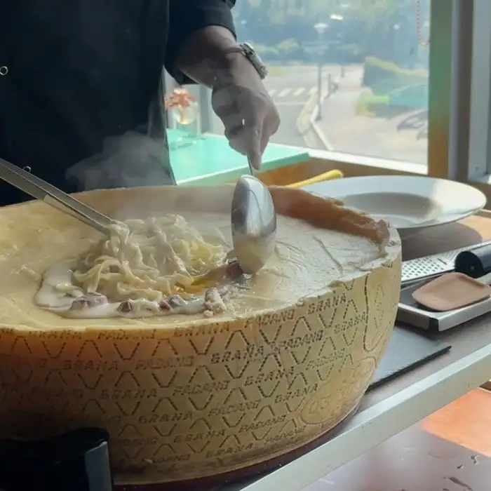 푸짐하게 차려진 식사 메뉴