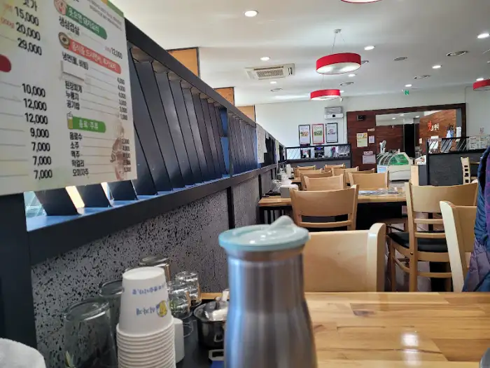 식당 내부 전경 및 메뉴판