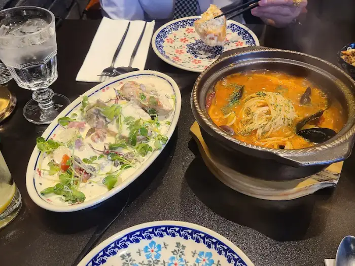 테이블 세팅과 음식