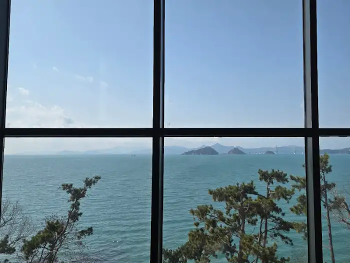 창밖으로 보이는 바다 풍경