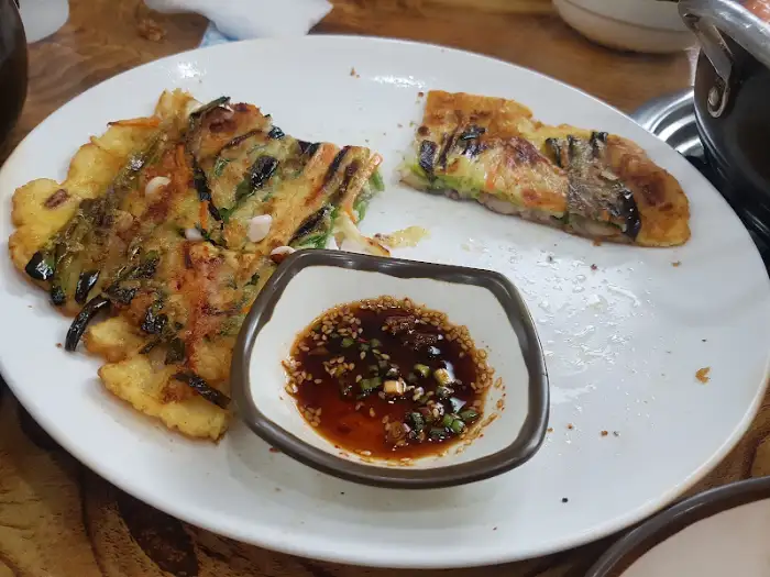김치와 파전이 함께 나온 모습. 파전은 노릇하게 잘 구워져 있어 식욕을 자극한다.