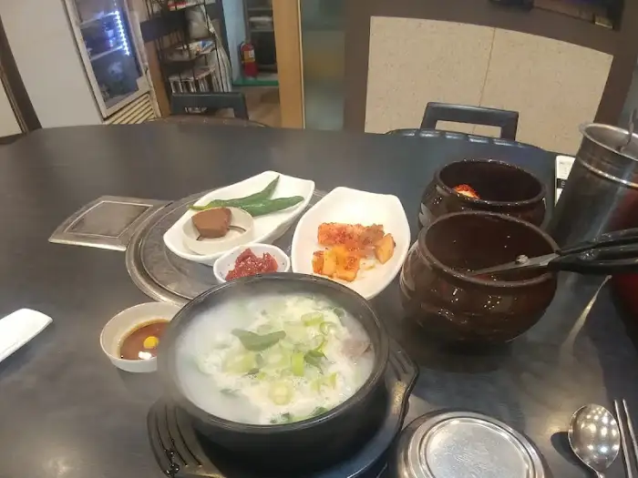 테이블에 차려진 푸짐한 한상 차림