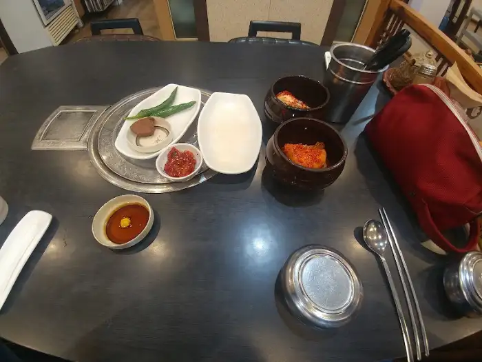 테이블에 놓인 곰탕과 반찬, 젓갈, 밥