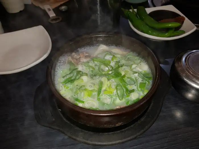 뽀얀 곰탕 국물과 파채