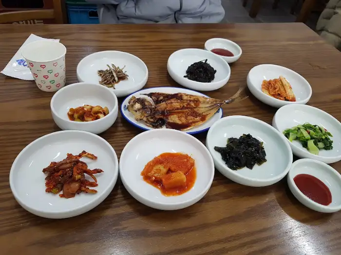 다양한 반찬과 함께 나온 생선구이