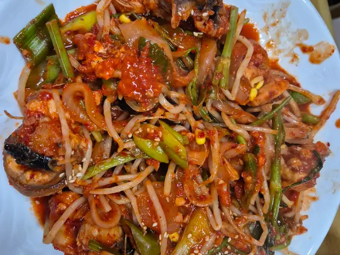 매콤한 양념의 해산물 요리