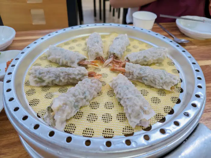 다양한 만두가 담긴 접시