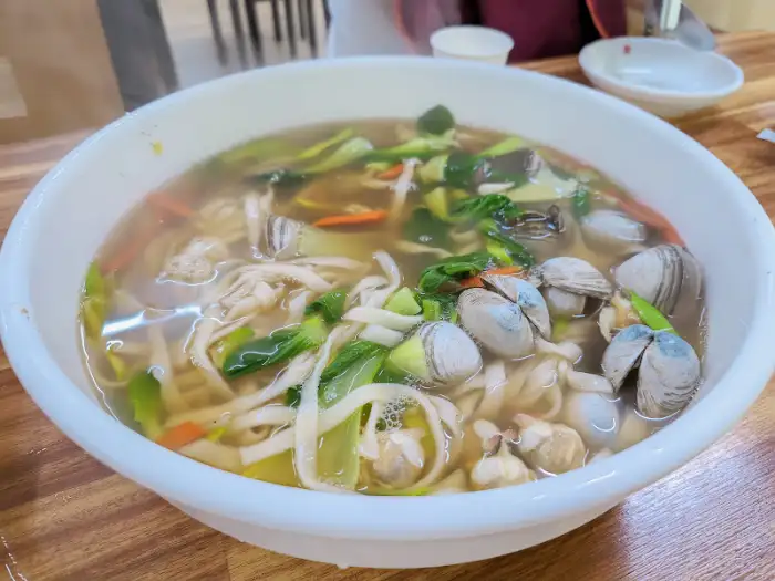 동죽 조개와 청경채가 들어간 칼국수