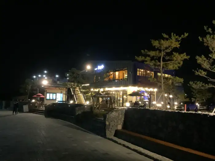밤의 카페 외관