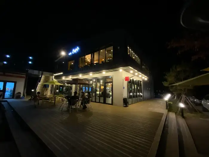 카페 외부 테이블