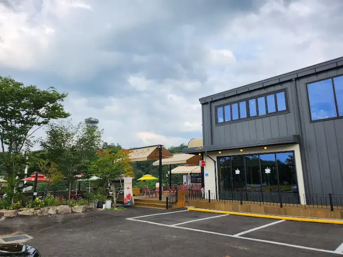 카페 외관과 주변 풍경
