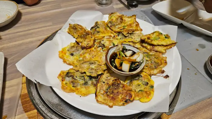 맛있는 굴전이 한 접시 가득 담겨 있습니다.