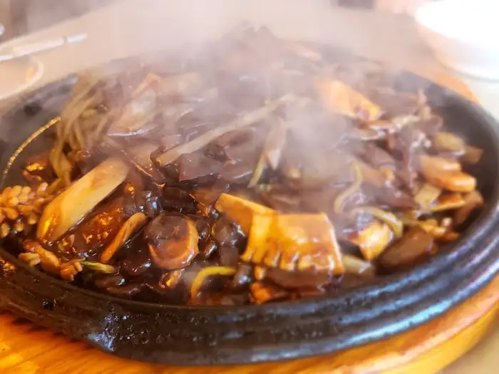 지글거리는 해물 돌판 짜장면