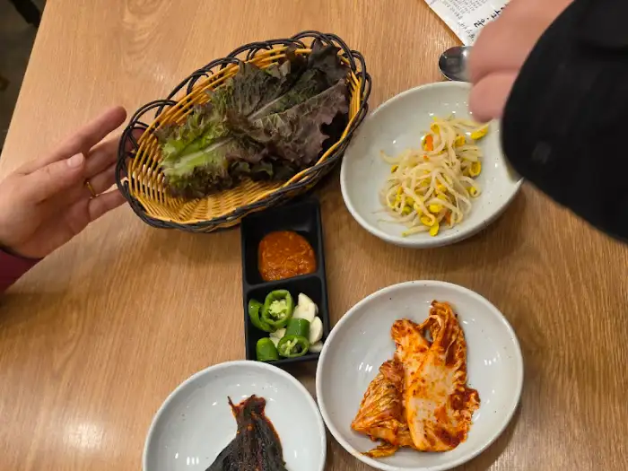 테이블 세팅 및 반찬 사진