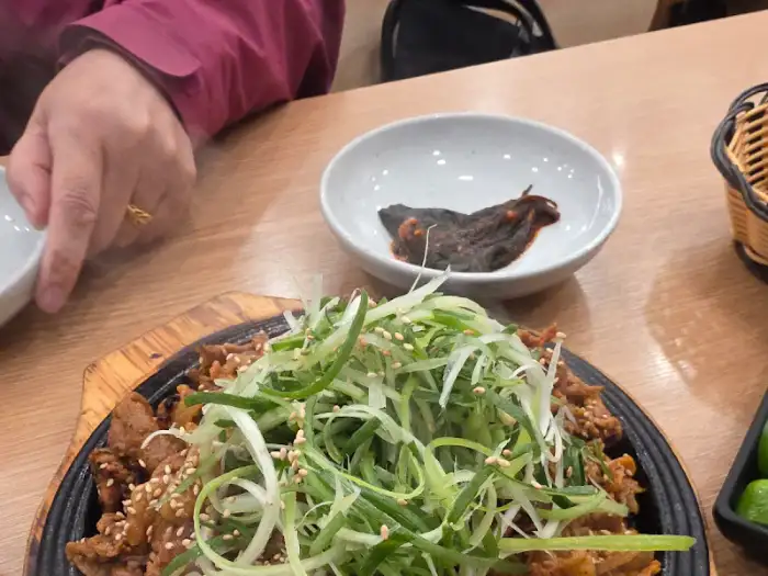 고기 요리 및 곁들임 반찬 사진