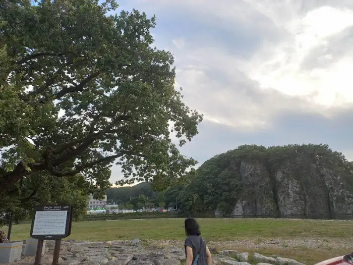 청송 현비암 전경, 암벽과 하천