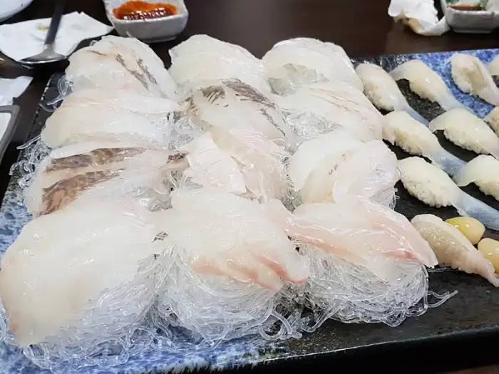 싱싱한 모듬회 (얇게 썬 부분)