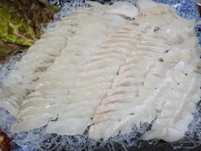 두툼하게 썰린 모듬회