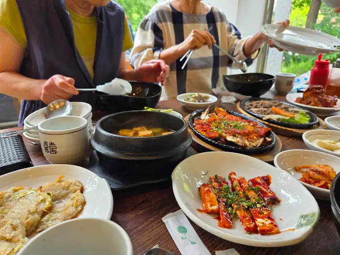 테이블에 차려진 산채정식 한 상