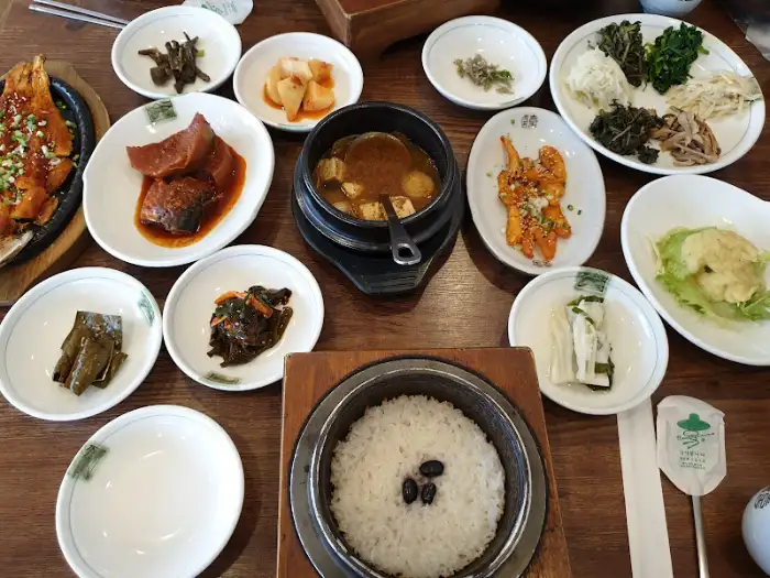 솥밥과 여러 가지 나물 반찬