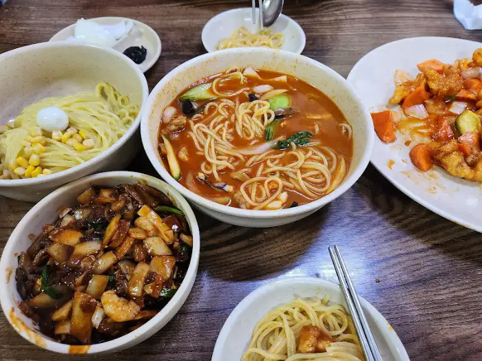 테이블에 차려진 다양한 중식 메뉴들