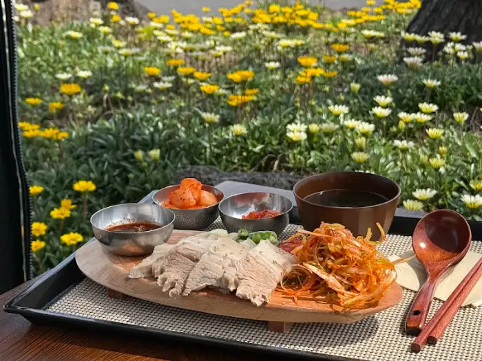 바다 풍경과 함께 나온 음식