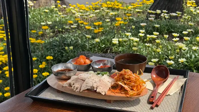 수육과 곁들임 찬