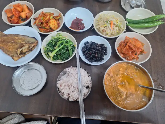 한상 가득 차려진 음식들