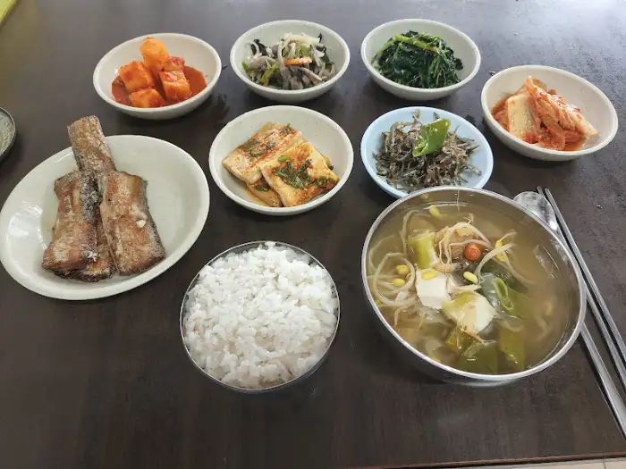 식탁 위 음식들을 위에서 내려다본 모습