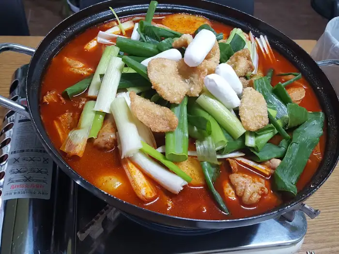 먹음직스럽게 끓고 있는 닭도리탕