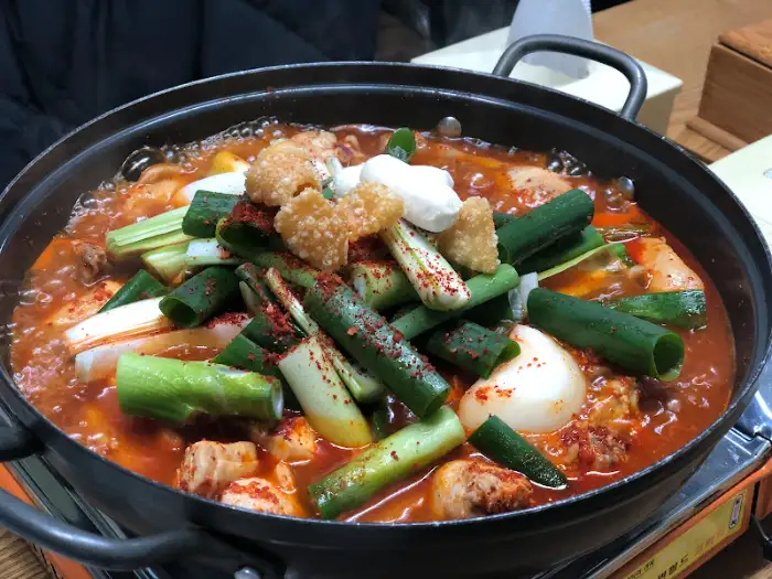 매콤한 닭도리탕 국물과 닭고기