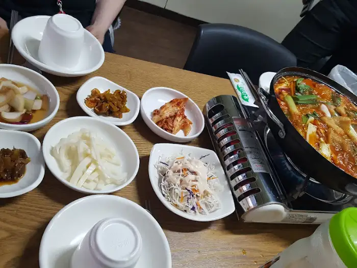 테이블에 차려진 닭도리탕과 다양한 밑반찬