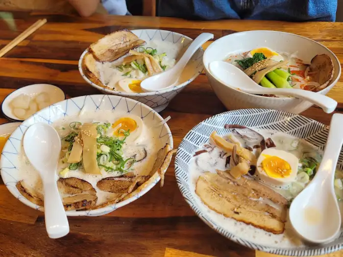 테이블에 차려진 라멘들