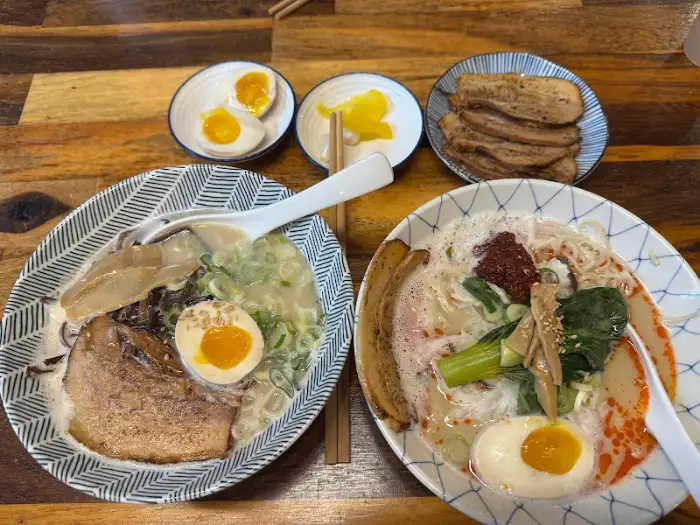 여러 라멘 메뉴와 곁들임 음식
