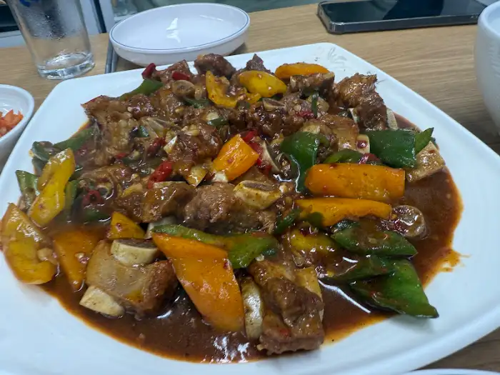 매콤한 양념에 볶아진 돼지갈비와 채소