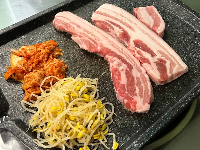 잘 구워진 생삼겹살 조각들