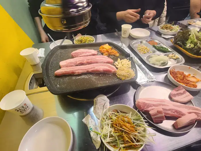 테이블에 차려진 푸짐한 돼지고기 한 상