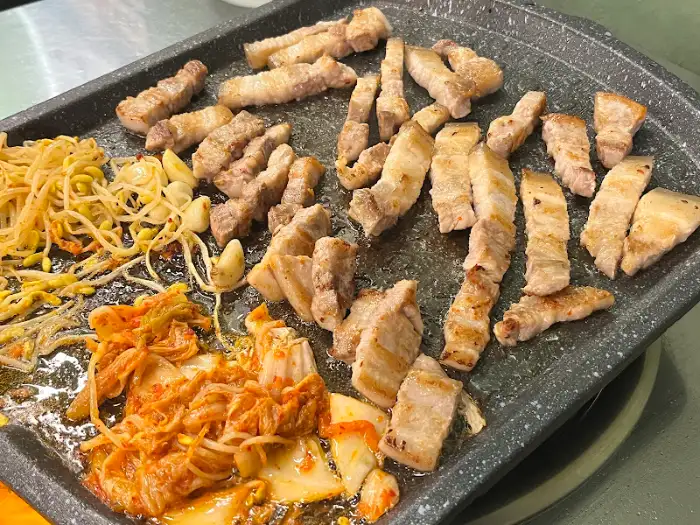 불판 위에서 맛있게 구워지고 있는 돼지고기