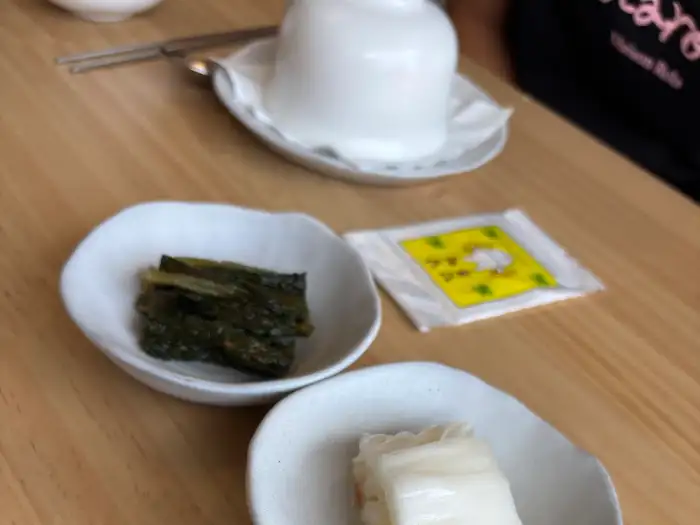 신선한 쌈 채소와 곁들임 음식