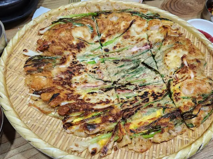 노릇노릇하게 부쳐진 해물파전