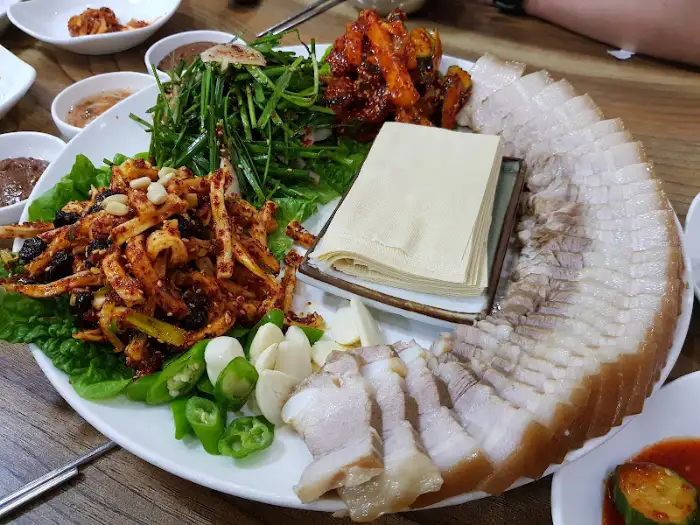 푸짐하게 차려진 보쌈 한 상