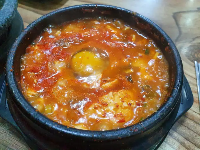 계란 노른자가 돋보이는 순두부찌개 클로즈업