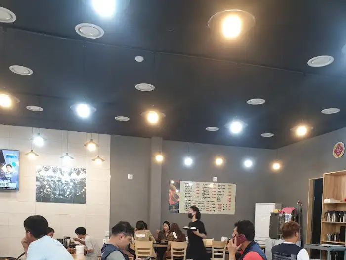 내부 조명과 테이블 모습