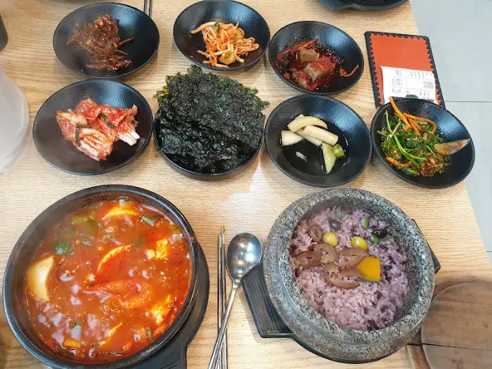 메인 요리와 반찬 세팅
