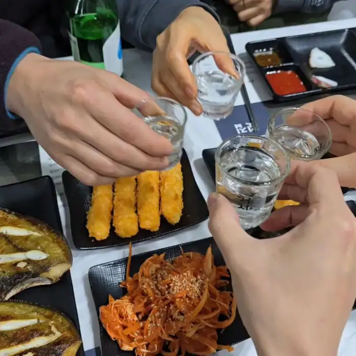 건배하는 모습