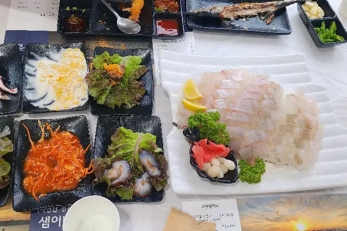 샘이네횟집 식사 장면