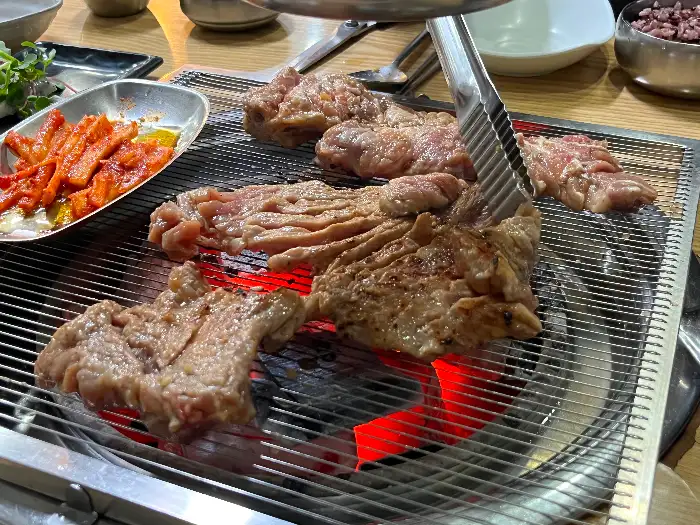 숯불 위에서 구워지고 있는 갈비살 고기