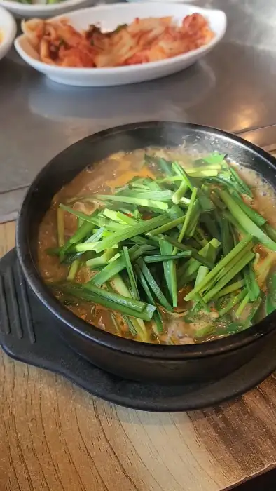 뚝배기에 담긴 푸짐한 갈비탕