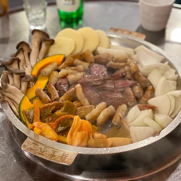 다양한 야채와 함께 볶아지고 있는 곱창과 소고기
